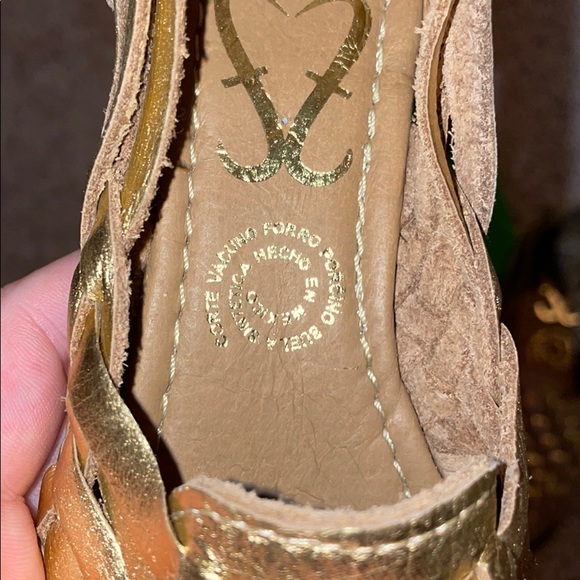 Handwoven shoes - Picture 2 of 2